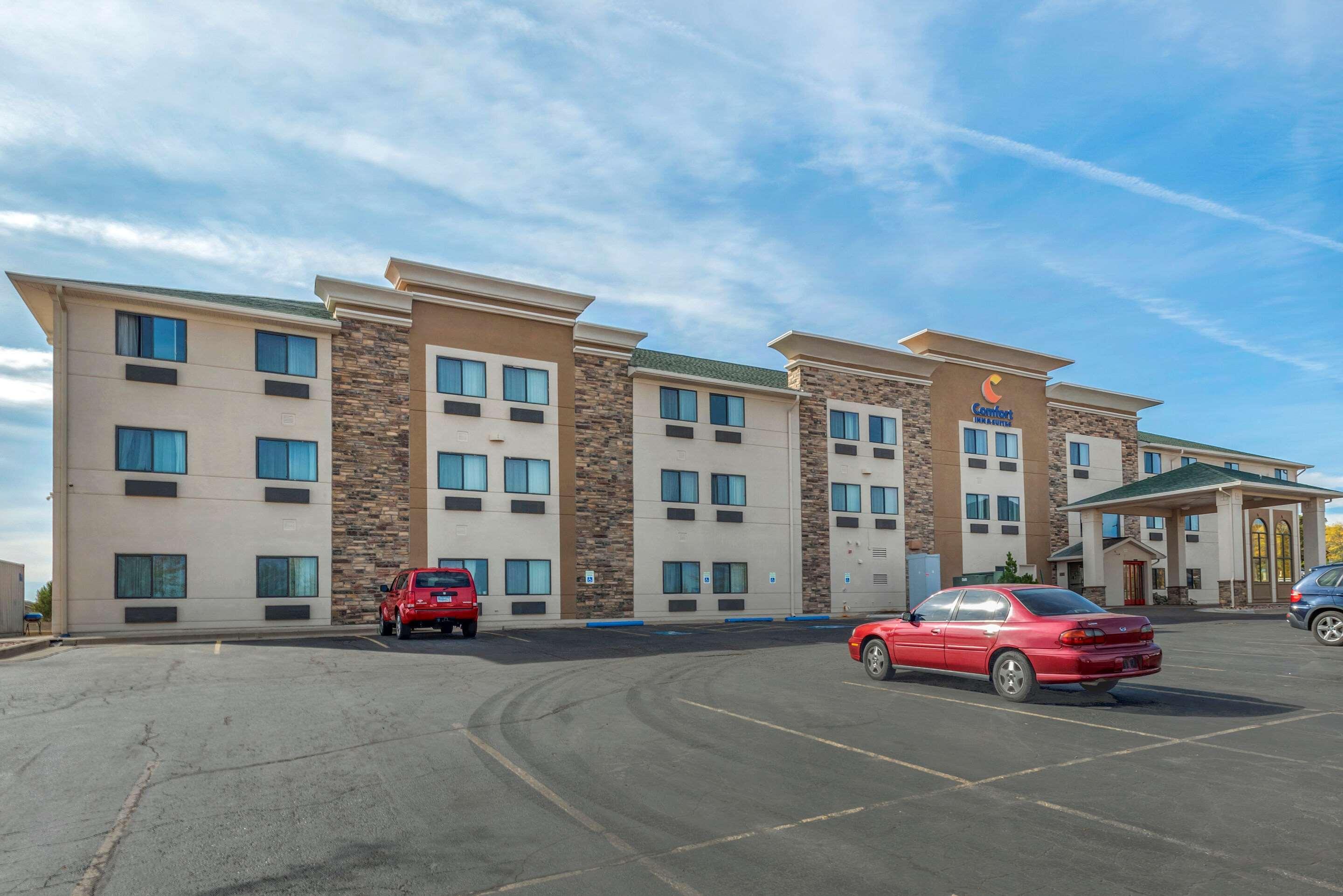 Comfort Inn & Suites Pueblo Exterior photo