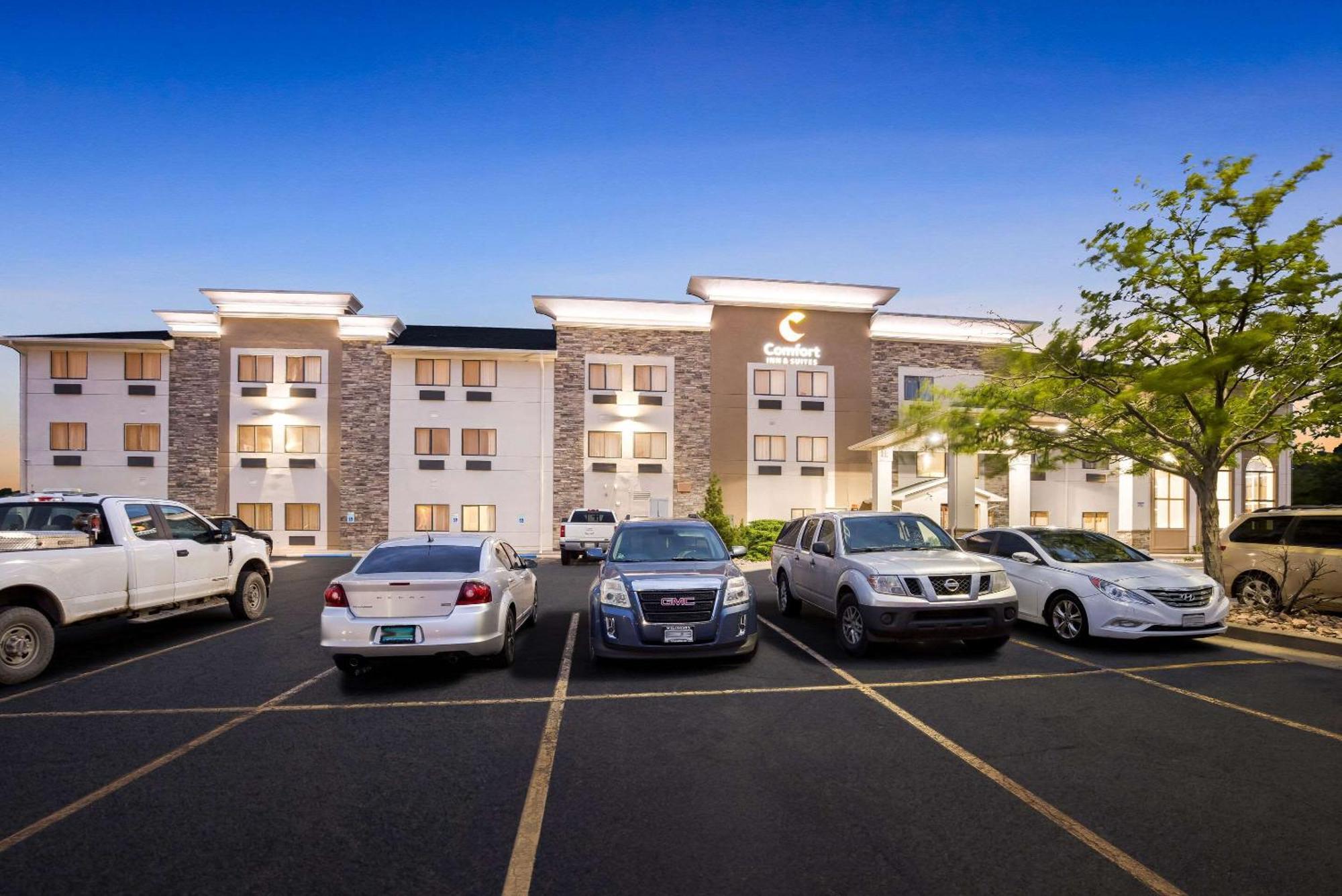 Comfort Inn & Suites Pueblo Exterior photo